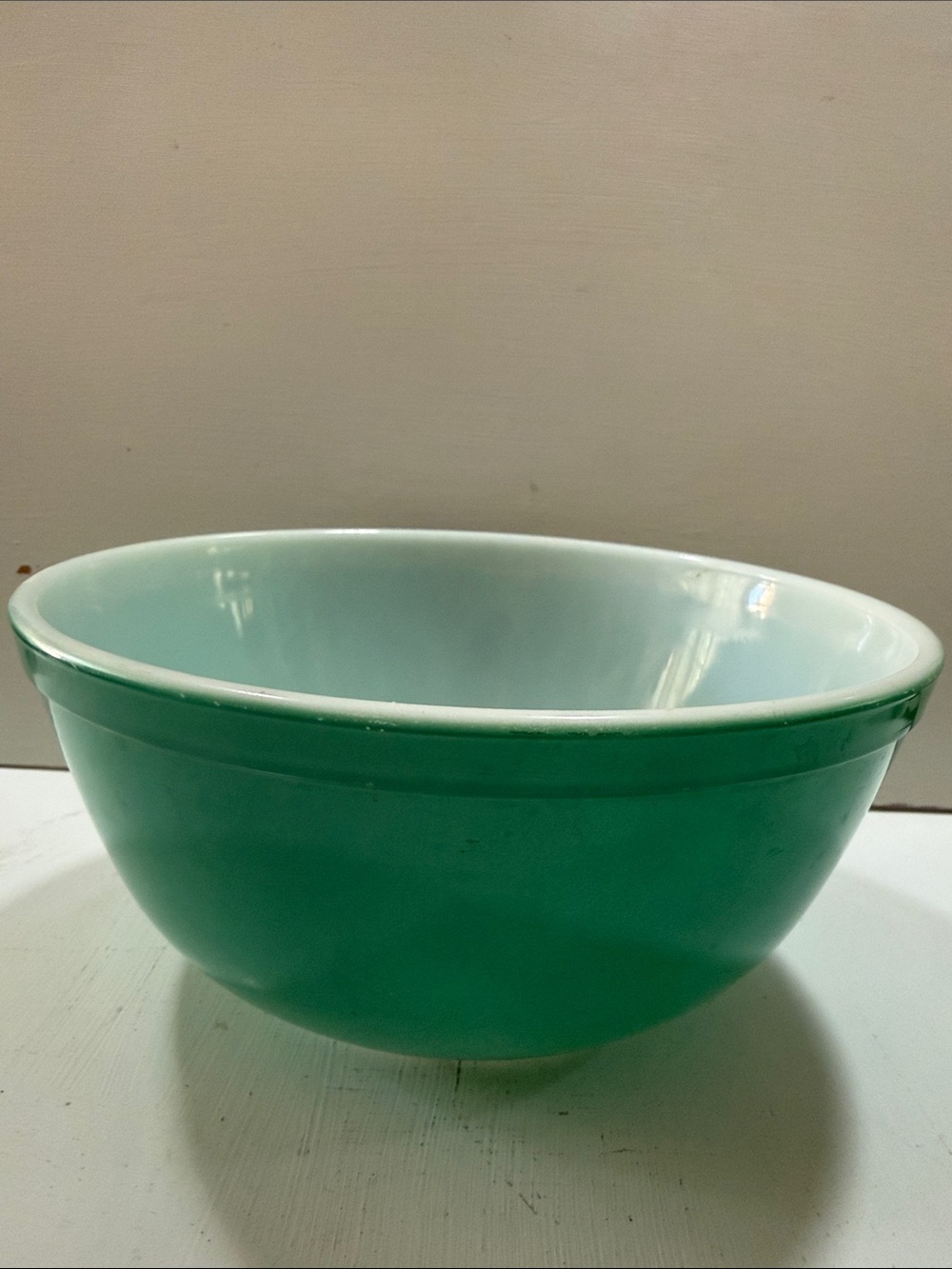 PYREX Green Exterior with White Interior Mixing Bowl 2 1/2 Quarts 32 Vintage